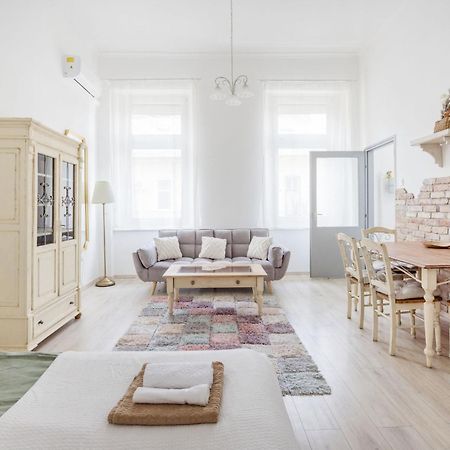Апартаменты A Touch Of Provence And Pastels In The Centre Будапешт Экстерьер фото