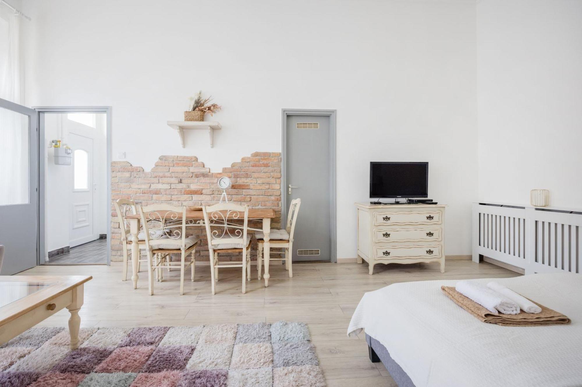 Апартаменты A Touch Of Provence And Pastels In The Centre Будапешт Экстерьер фото
