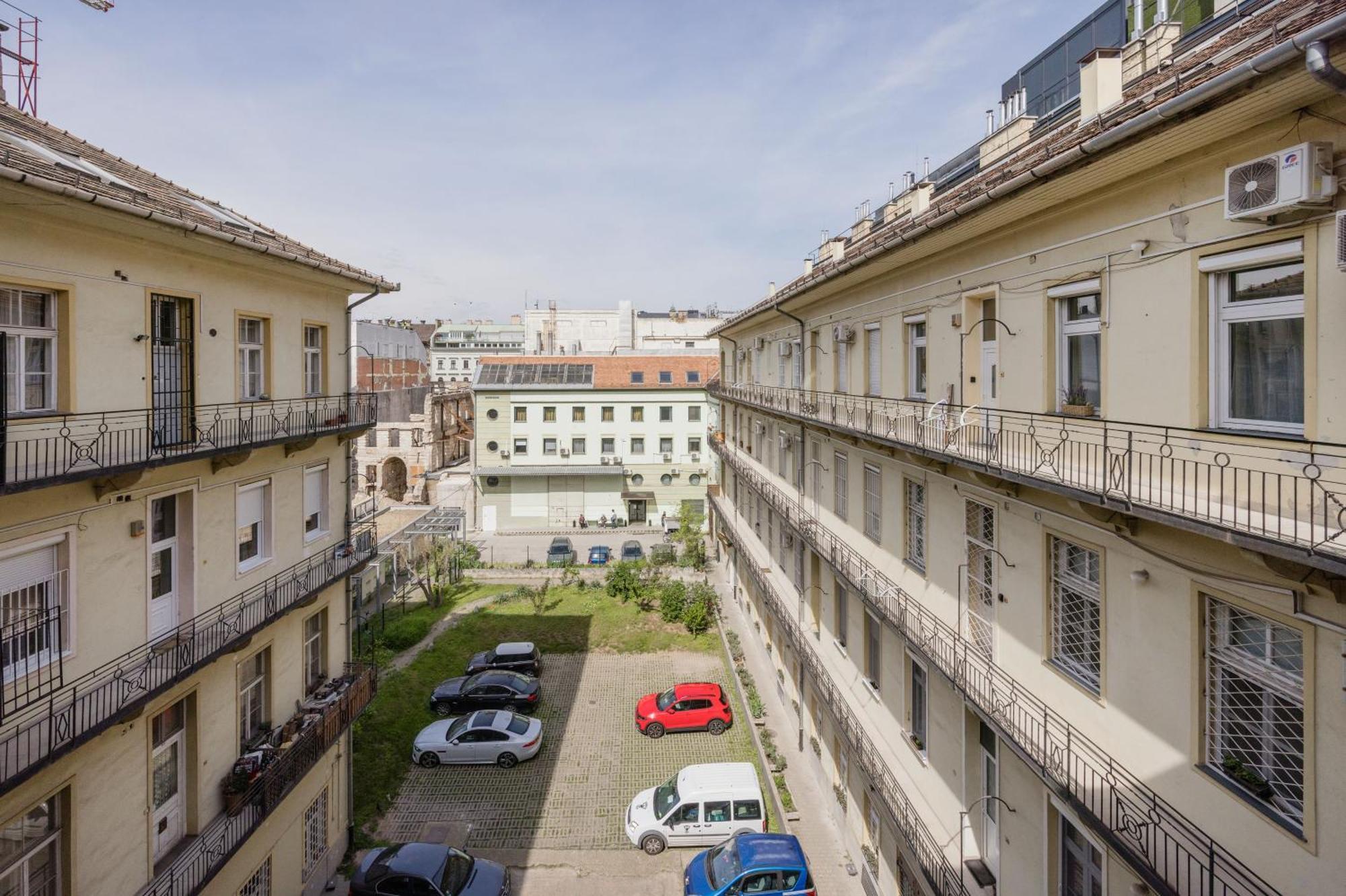 Апартаменты A Touch Of Provence And Pastels In The Centre Будапешт Экстерьер фото